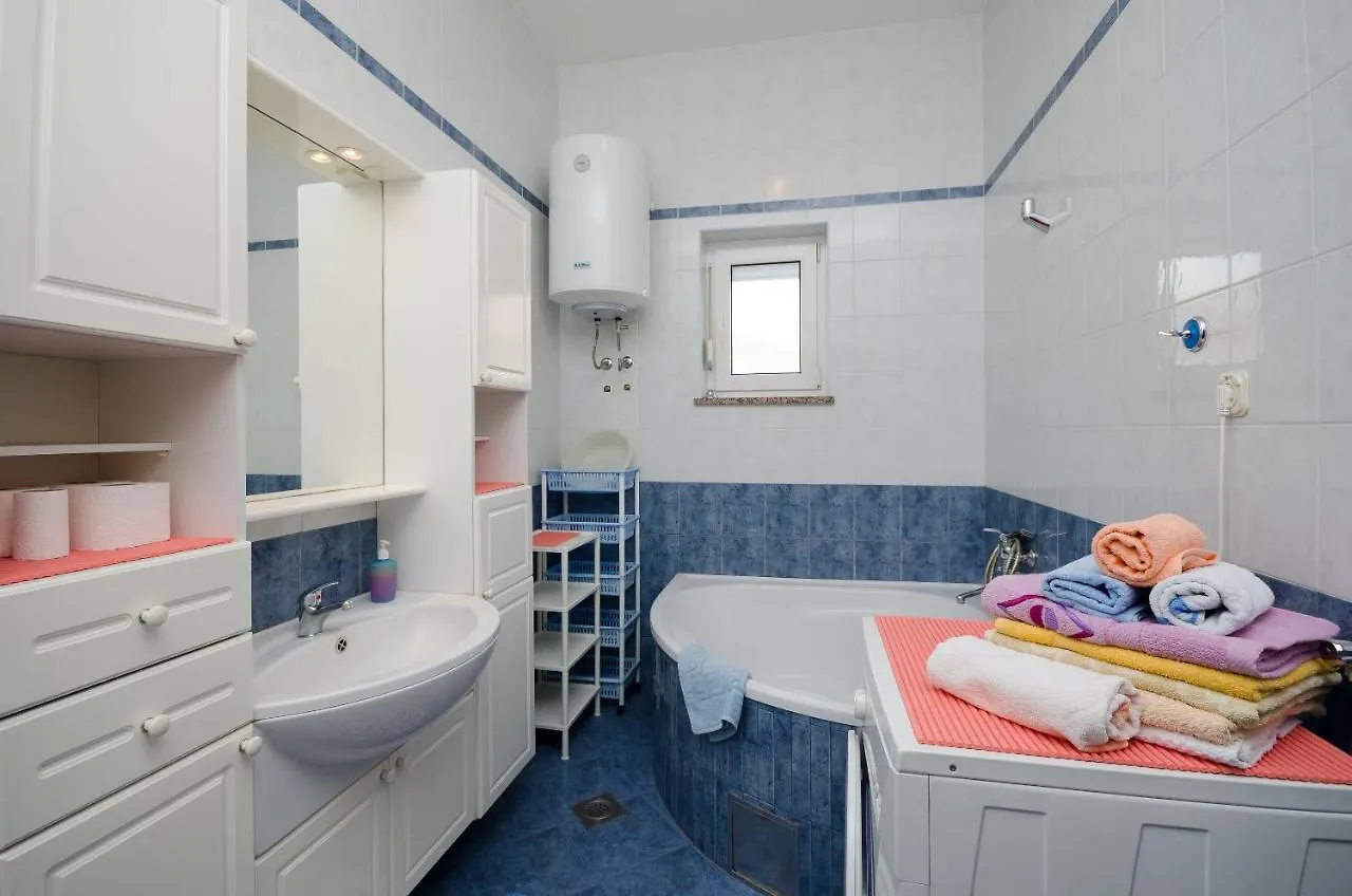 Apartments Mirjana Lopar 0*,