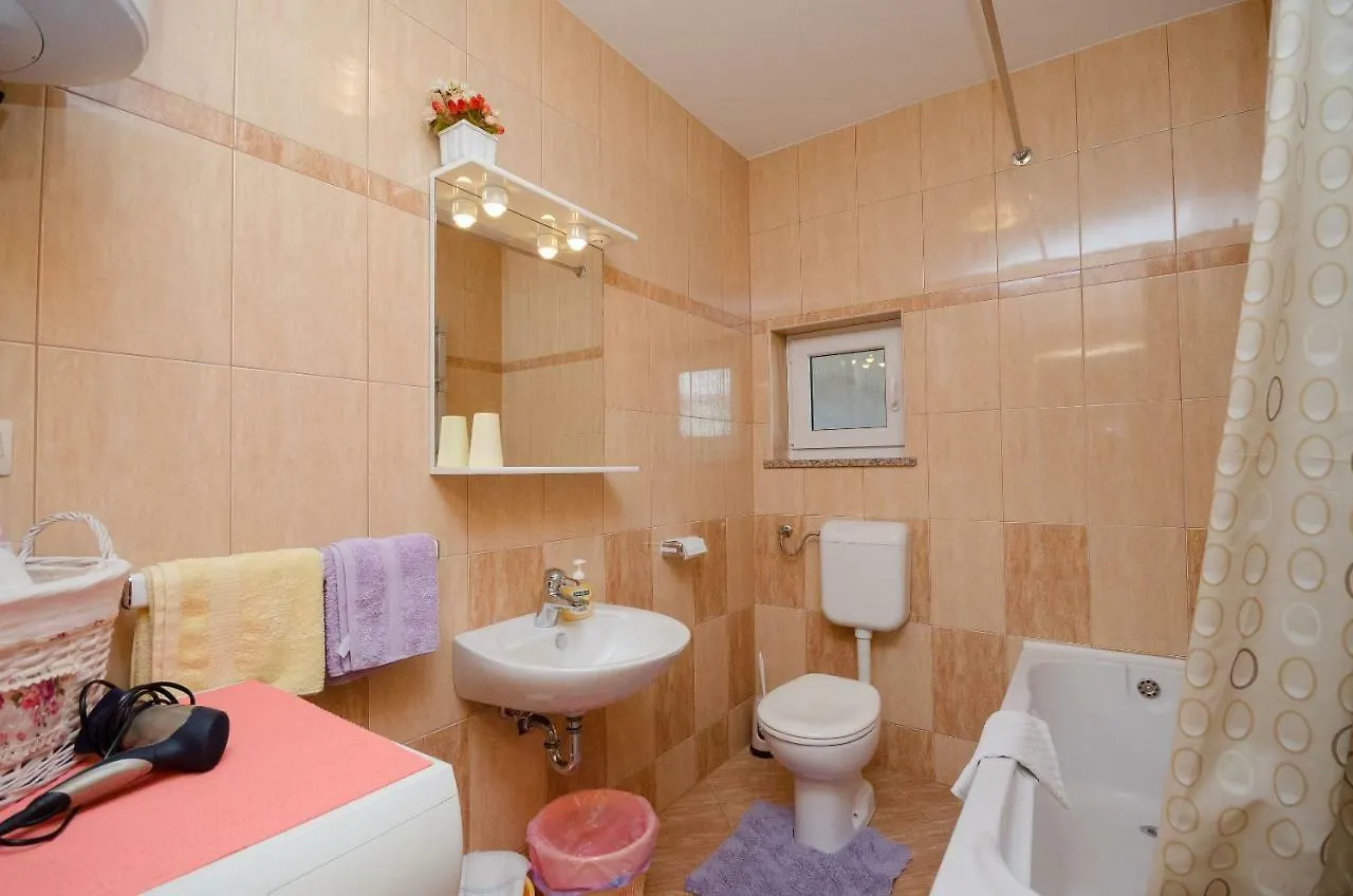 Apartments Mirjana Lopar 0*,  Croacia
