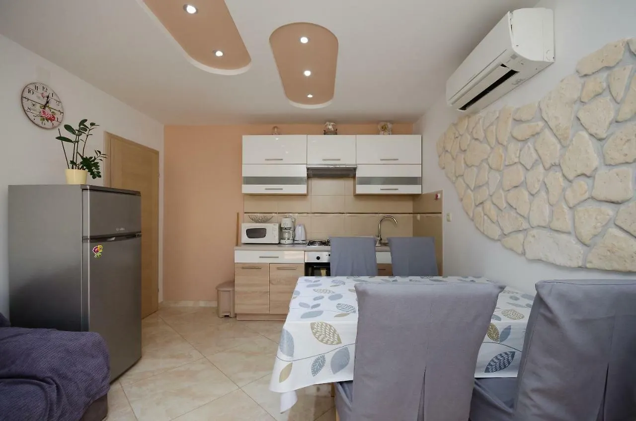Apartments Mirjana Lopar