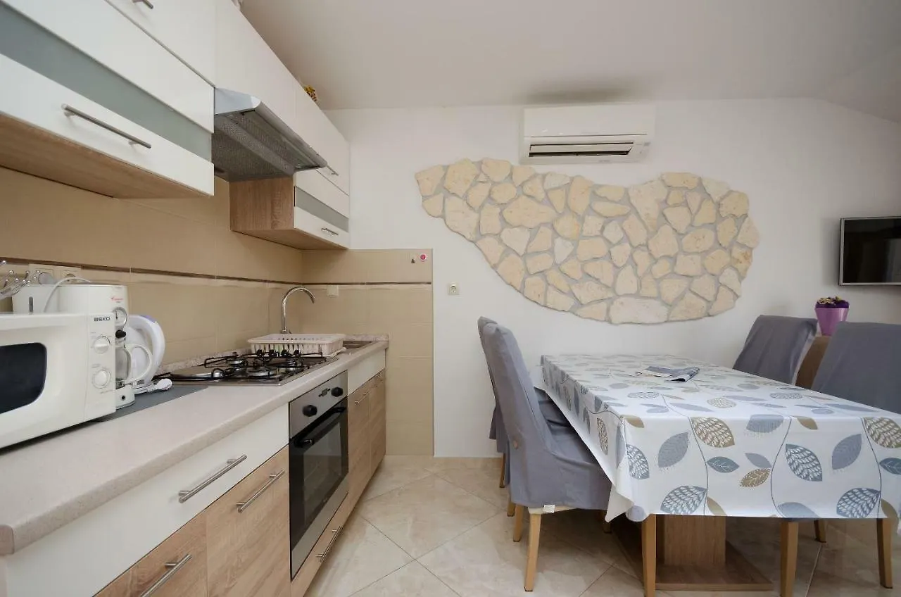 Apartments Mirjana Lopar