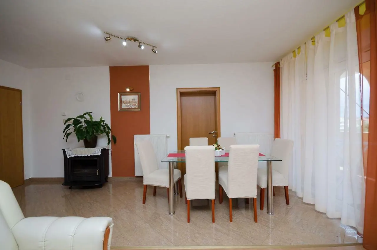 Apartments Mirjana Lopar